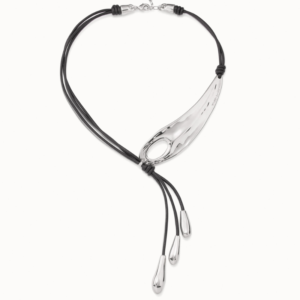 Short necklace with three leather strands, a dragonfly wing design and three tassels, each ending in a droplet-shaped piece. It features a lobster clasp, allowing you to adjust the necklace to the desired length. Handmade in Spain through artisanal goldsmith techniques using a silver-plated metal alloy.