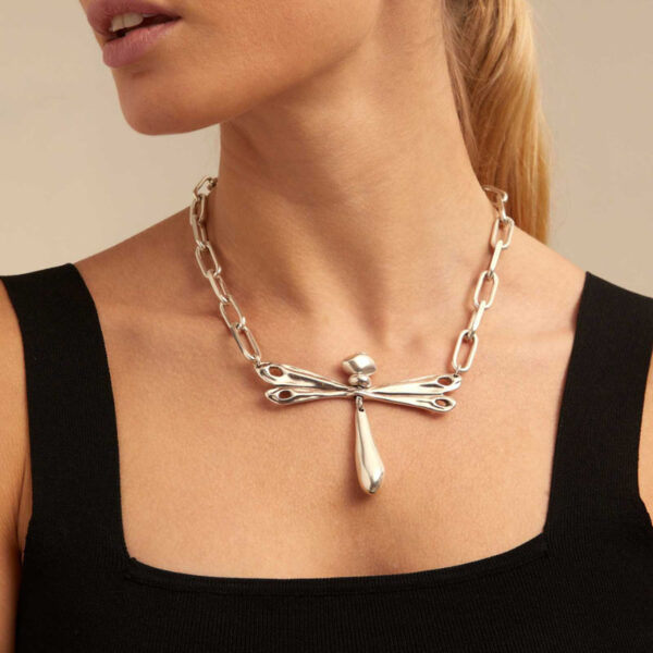 Short link necklace with a dragonfly centerpiece. It features a lobster clasp. It captures the essence of UNOde50 with its uneven finish, handmade from a unique silver-plated metal alloy.