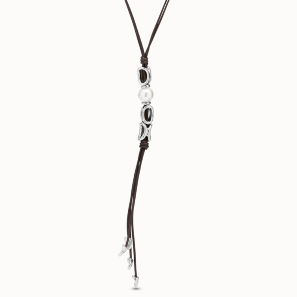 Long necklace comprising four leather strips in the shape of a whip that hold oval links, a central pearl and four pieces in the shape of a drop in the end. Entirely handmade in Spain. Adjustable carabiner clasp. The Grateful collection symbolizes a virtue that shines by itself and stands out among people. A feeling transferred to metal and crystal, in organic and sparking jewelry full of life.
