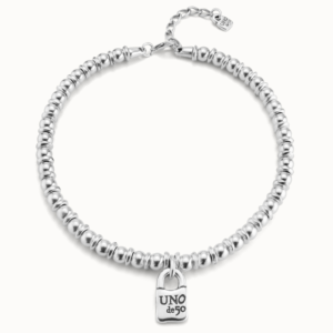 Bead design and an iconic padlock charm with the UNOde50 logo engraved with a carabiner clasp that adapts the piece to the perfect size.