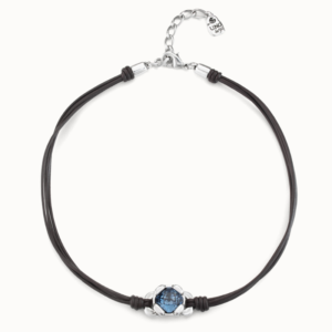 The Charismatic collection represents the ability to attract, captivate, and influence everything around us, something that can only be achieved in a natural way. This is manifested in this leather necklace with a central indentation and a blue faceted crystal inside it. The carabiner clasp adapts the piece to the perfect size.