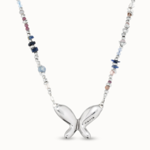 Inspired by elements of nature always present in UNOde50’s history, the Free collection includes jewelry like this long necklace that combines a silver-plated bead set with multicolored handcrafted crystals and a central butterfly. The necklace has an adjustable carabiner clasp.