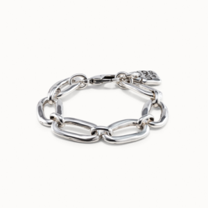 Classic, sophisticated women’s bracelet featuring oval-shaped silver-plated metal links. This piece of jewelry is handmade in Spain using artisan techniques, capturing UNOde50’s distinctive style. Get it and make it a key feature in your collection.