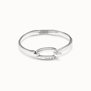 Unique bracelet featuring a central link. It has a spring and a tasteful hook clasp. This bracelet was handmade in Spain using a silver-plated cast metal. Get it to wear as an everyday piece.