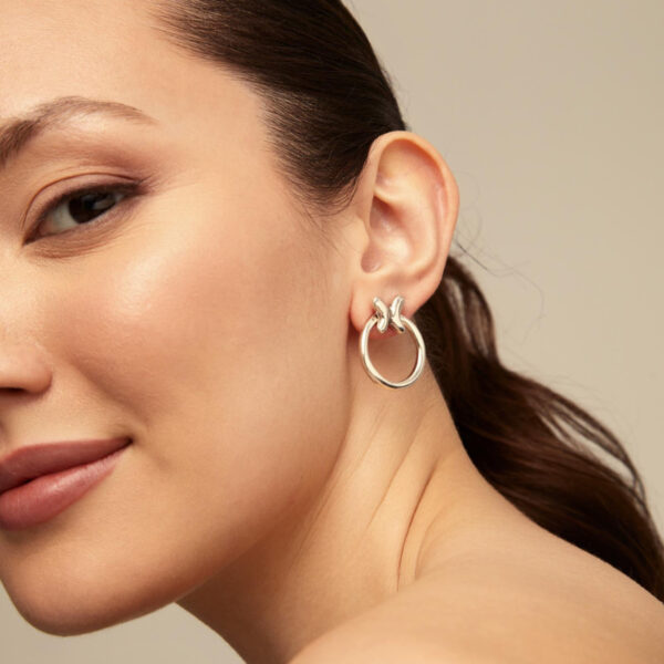 Inspired by elements of nature always present in UNOde50’s history, the Free collection includes jewelry like the dangling earrings with a colorful design of multicolored handcrafted crystals and a silver-plated butterfly.