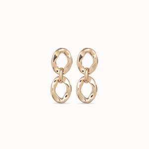 The Joyful collection combines different shapes and styles. This allows us to mix and play, to be creative and enjoy every step we take. Creativity embodied in jewelry such as these earrings with a two link design of the same size, joined together by a small ring.