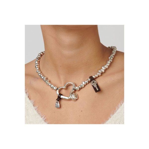 Woman choker necklace in silver-plated metal alloy featuring a heart and a key to open the padlock.