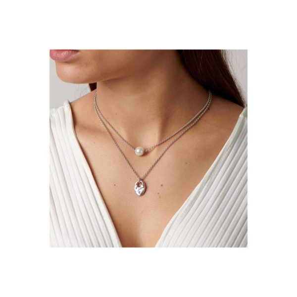 Cool double necklace, silver plated, with a classic White Pearl and a central heart-shaped padlock charm, one of the distinctive elements of the new Valentine’s Day Collection by UNOde50. A jewel made in Spain by UNOde50 and 100% handmade way.