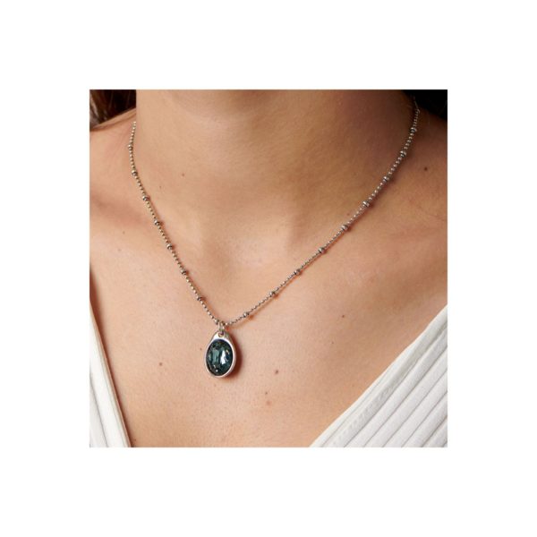 Simple and short necklace composed by several silver plated pieces and a drop of water with a SWAROVSKI® crystal in “Indian Safire” blue color inside. A piece made in Spain by UNOde50, and 100% handmade that give a touch of sophistication to all your outfits.