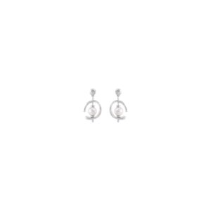 Silver-plated hoop-shaped earrings with a white pearl setting. Hand-crafted in Spain.
