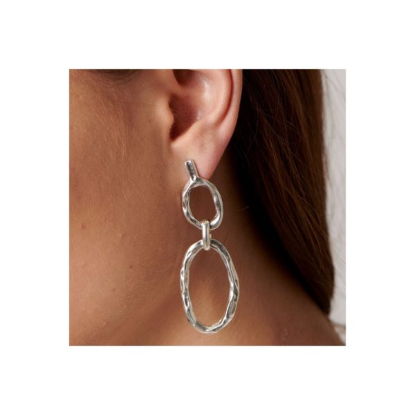 Long metal earrings, silver plated, in the form of links. A casual style jewel made to a woman that loves fashion and which it will be the perfect accesorize to all her outfits. A piece made in Spain by UNOde50 and in a 100% handmade way.