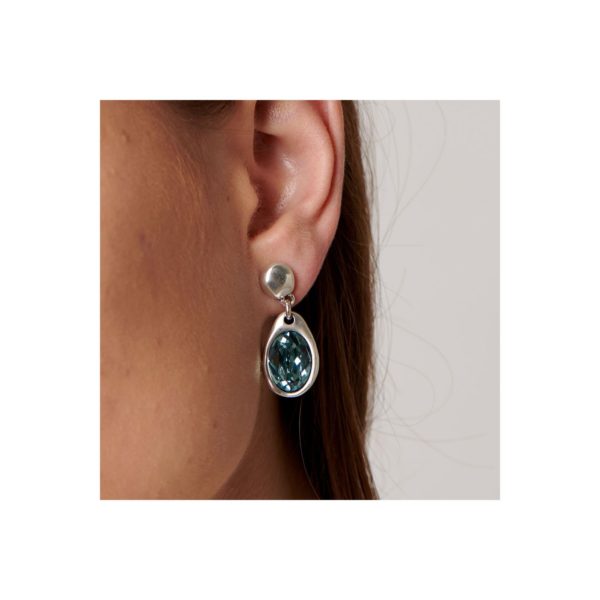 Midi earrings in silver plated and a drop-shaped SWAROVSKI® crystals in “Indian Safire” blue color. A jewel that you can wear daily and at special dates. A piece elaborated in Spain by UNOde50 and 100% handmade way.