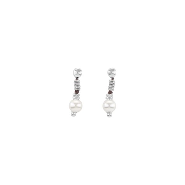 Original silver-plated earrings with a collection of pearly pieces that will brighten even the most sober outfit. Bearing the unmistakable signature design of UNOde50, this fine piece is perfect for any occasion and is handcrafted in Spain using 100% artisanal methods.