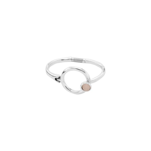 Rigid silver-plated bracelet having a surround and restrained design. Its small pearly piece of SWAROVSKI® ELEMENTS crystal stands out as one of the distinctive features of this collection. It is an ideal accessory for the most elegant personalities and is 100% handmade in Spain, by UNOde50.